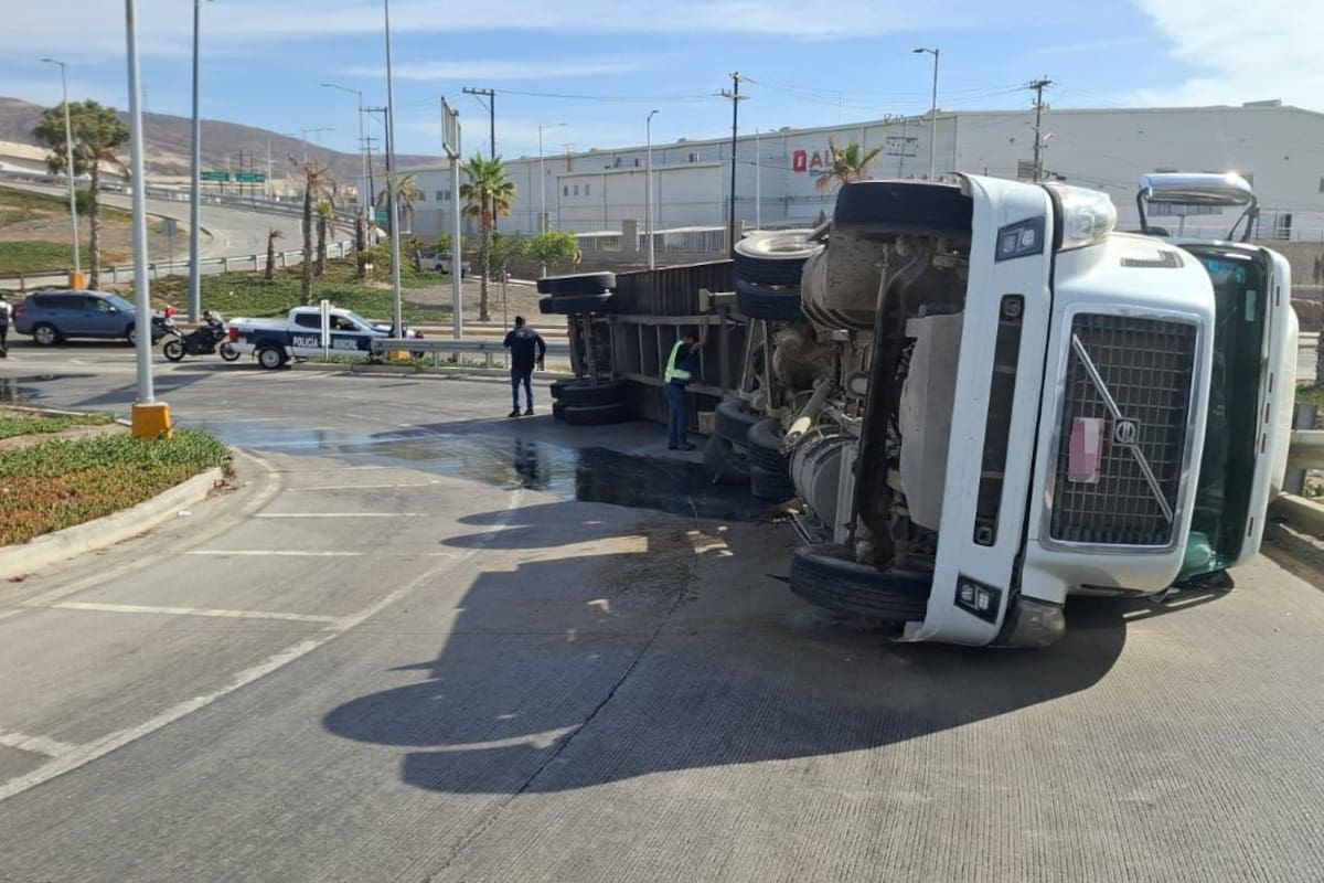 Vuelca tráiler cargado con carne congelada sobre carretera Tijuana-Ensenada