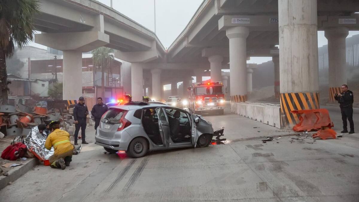 Auto choca contra muro en la Avenida Internacional