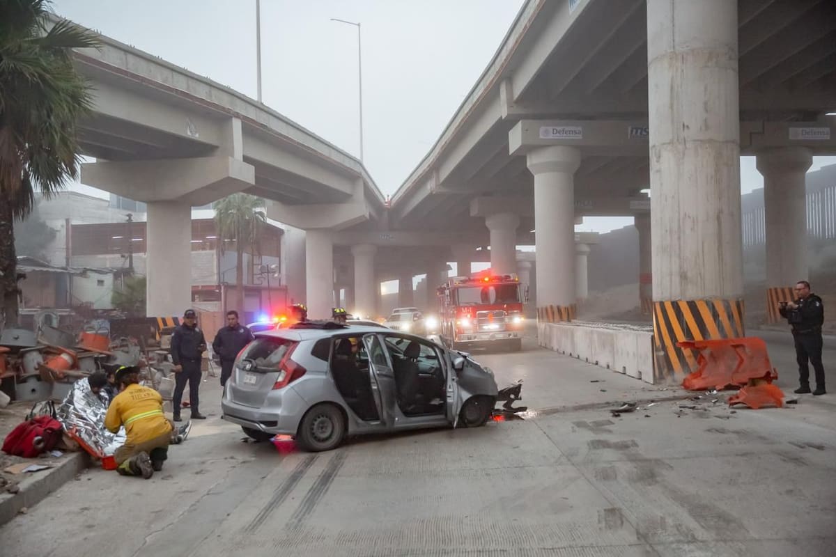 Auto choca contra muro en la Avenida Internacional