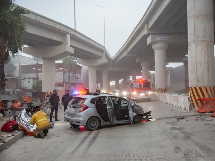 Auto choca contra muro en la Avenida Internacional