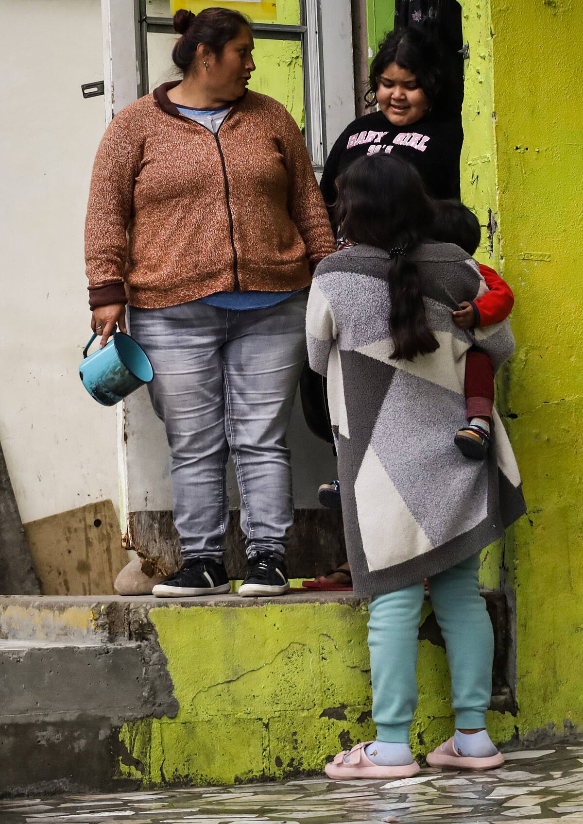 MEX1482. TIJUANA (MÉXICO), 10/03/2024.- Mujeres migrantes en el albergue Ágape, el 7 de marzo de 2024, en Tijuana (México). Más de la mitad de las mujeres migrantes en México citan las agresiones y las amenazas directas como la mayor razón por la que dejaron sus países, por lo que la violencia doméstica es también motivo de su éxodo, según la Agencia de las Naciones Unidas para los Refugiados (ACNUR). EFE/ Joebeth Terríquez