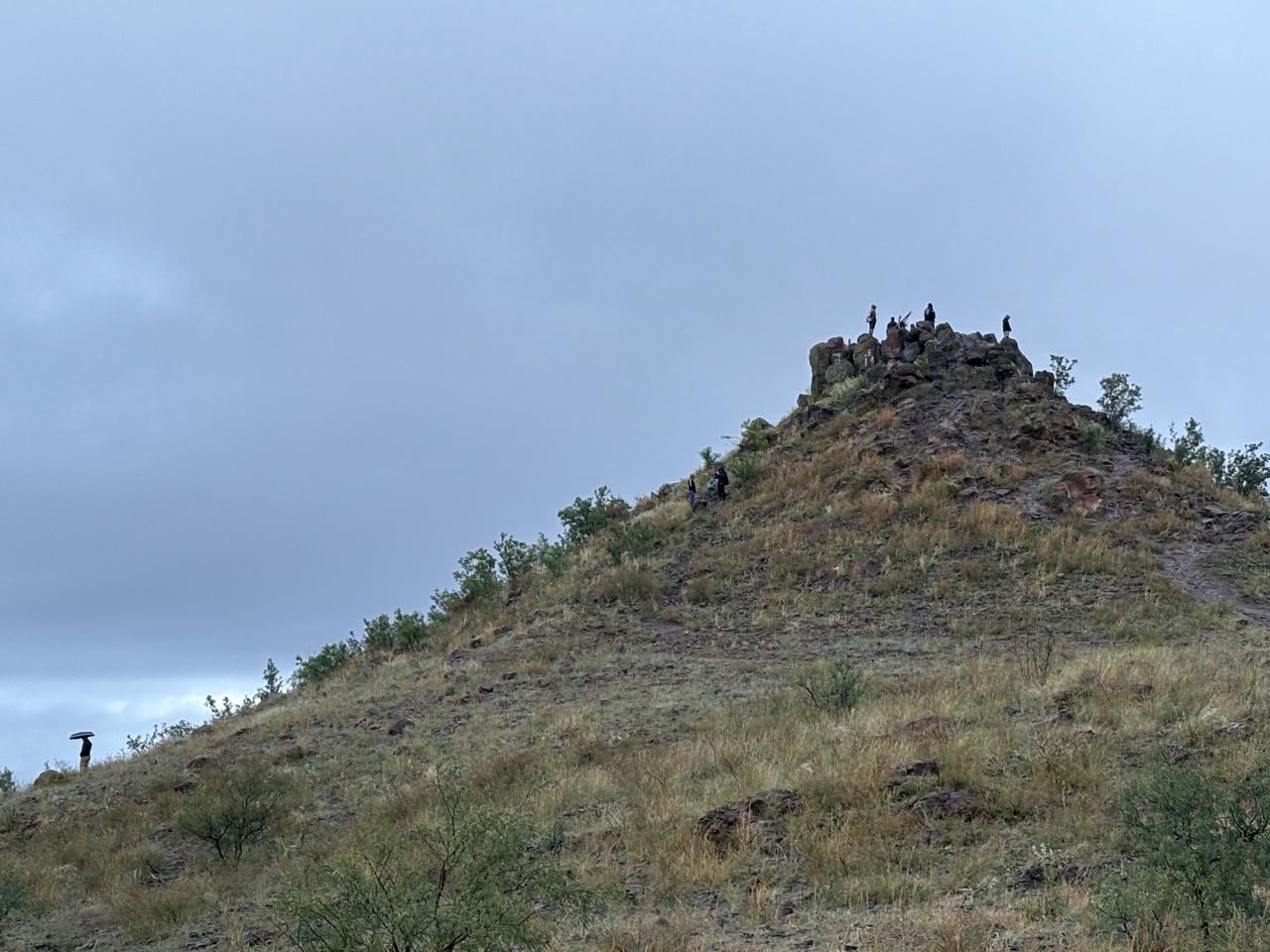 El senderismo es la práctica principal que se desarrolla en el cerro de La Pirinola.