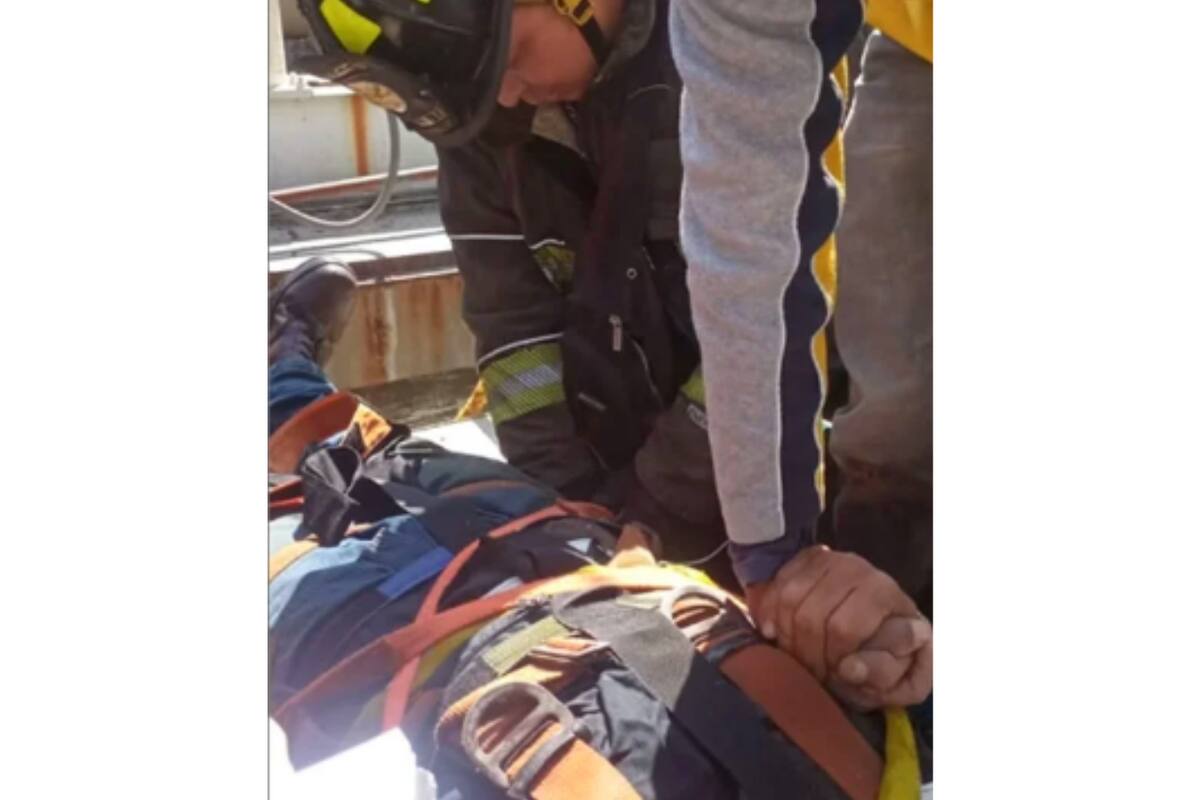 Hombre cae en pozo de aguas negras en Iztapalapa