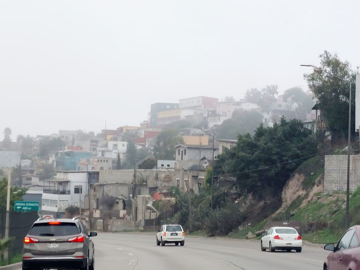La visibilidad reducida obligó a suspender temporalmente vuelos en el Aeropuerto Internacional de Tijuana este domingo. Foto: Sergio Ortiz