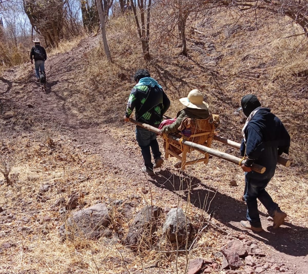 Dos jóvenes hicieron la gran labor en una camilla improvisada. FOTO: CORTESÍA