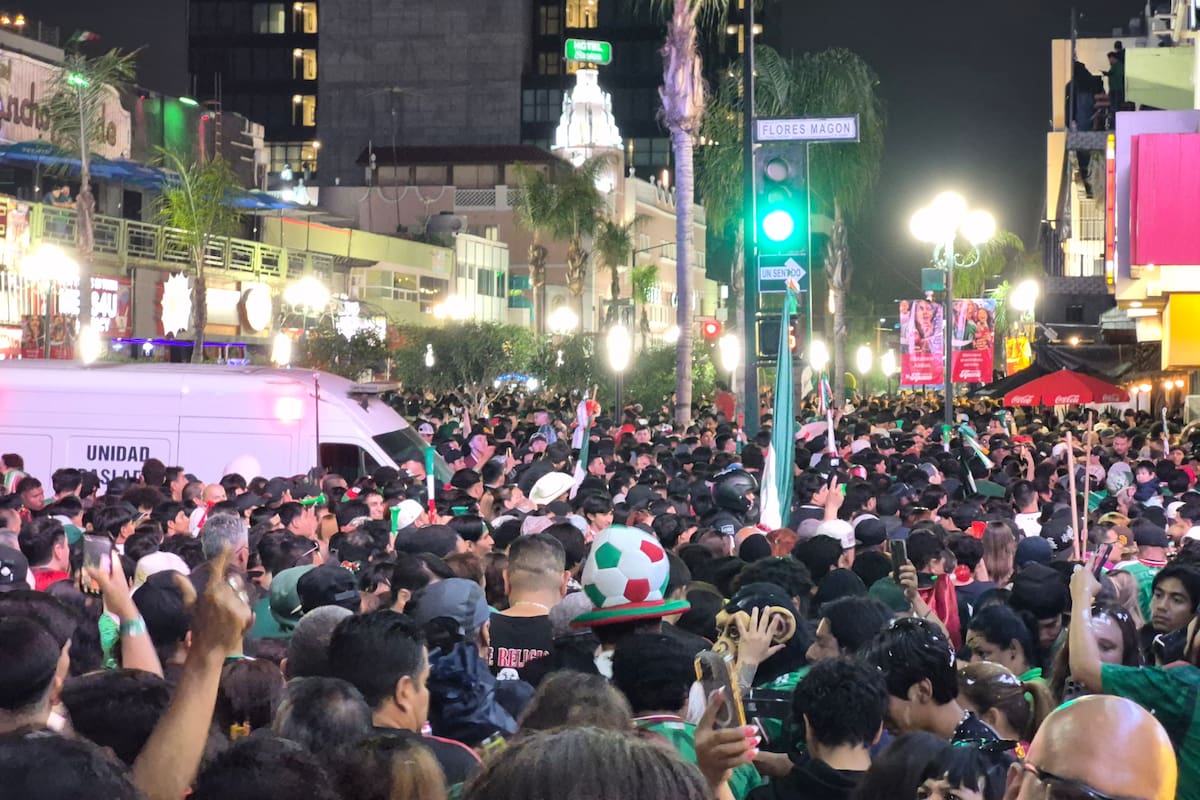 Afición celebra en la avenida Revolución el triunfo de México sobre Ecuador