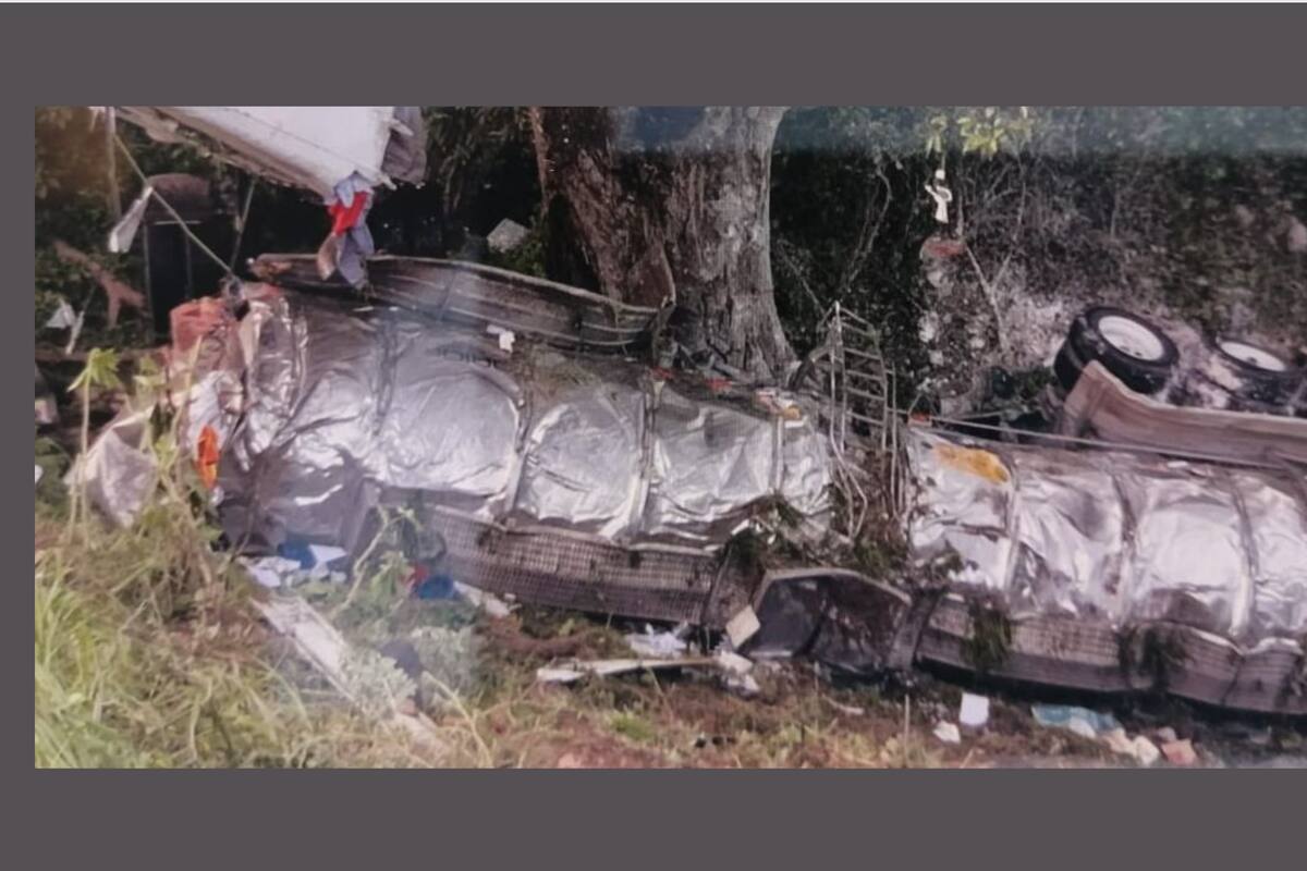 Volcadura de pipa con cianuro provoca cierre carretero y desalojo de familias