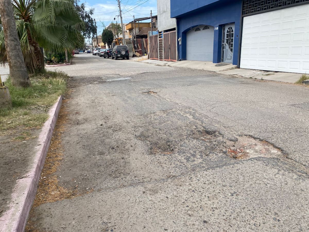 Las afectaciones sobre la avenida De Las Plazas no se limitan a caer en baches, sino también al transitar por topes y “vados”, refieren. Foto: Emmanuel Castañeda