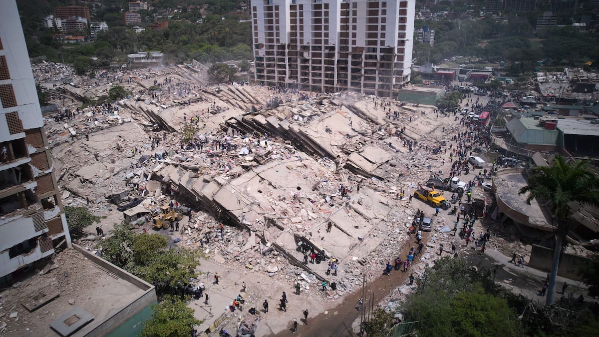 Una mujer logró enviar un WhatsApp desde debajo de los escombros tras los terremotos en Venezuela; avisó que está viva junto a un niño y rodeada de fallecidos