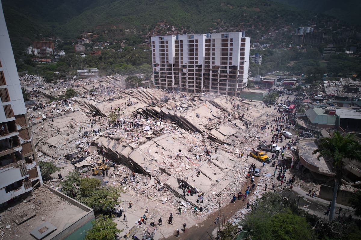 Una mujer logró enviar un WhatsApp desde debajo de los escombros tras los terremotos en Venezuela; avisó que está viva junto a un niño y rodeada de fallecidos