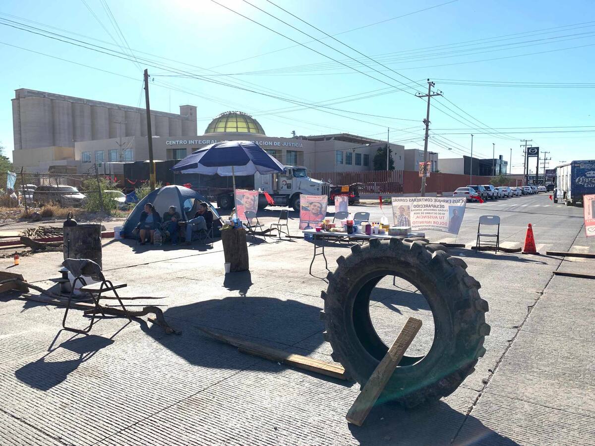 Familiares de joven desaparecido en Sonora mantienen bloqueo en exigencia de respuestas de autoridades. Foto: Mayra Echeverría