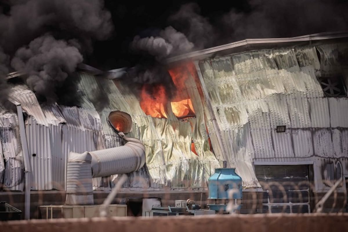 Investigan causa de incendio que acabó con fábrica al este de Mexicali