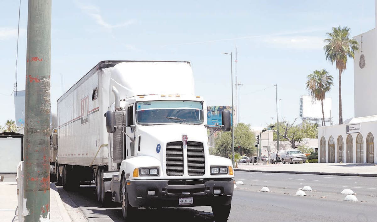 La reducción de choferes calificados para cruzar podría provocar que Estados Unidos mande a sus propios operadores a recoger mercancías dentro del territorio mexicano.