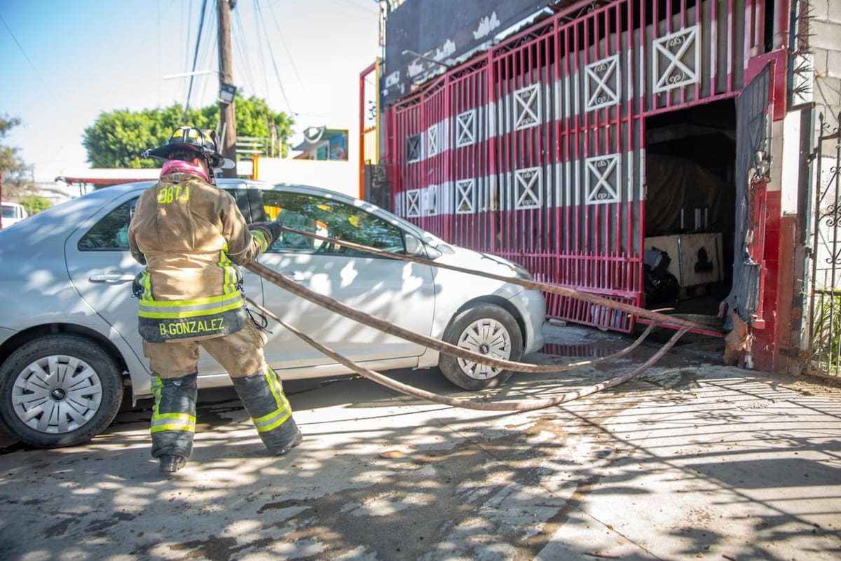 El siniestro ocurrió en la zona de Otay; no se reportaron lesionados graves, aunque tres personas fueron atendidas en el lugar. Foto: Border Zoom