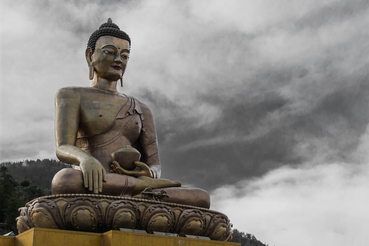 El nuevo aeropuerto de Gelephu incluirá espacios para meditación, yoga y diseño sostenible como parte del modelo turístico que busca diferenciar a Bután del turismo masivo. Foto: Pexels
