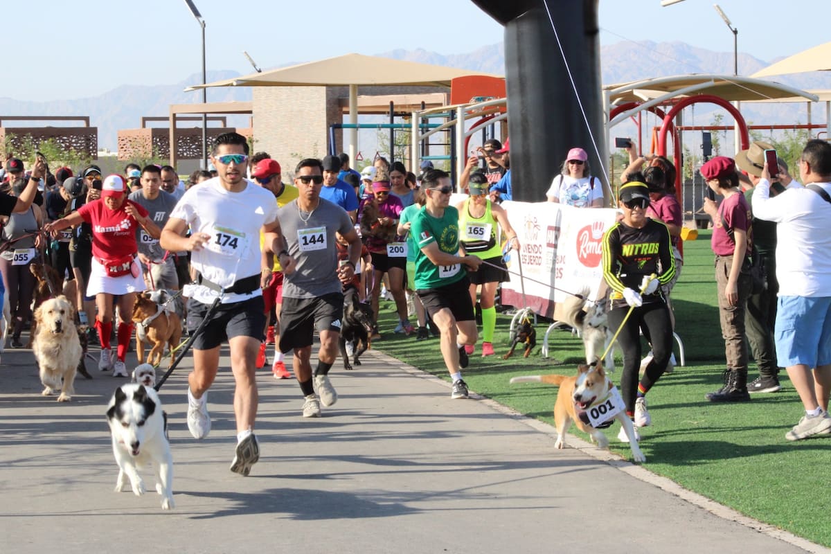 Un éxito la carrera con mascotas en Ecoparque