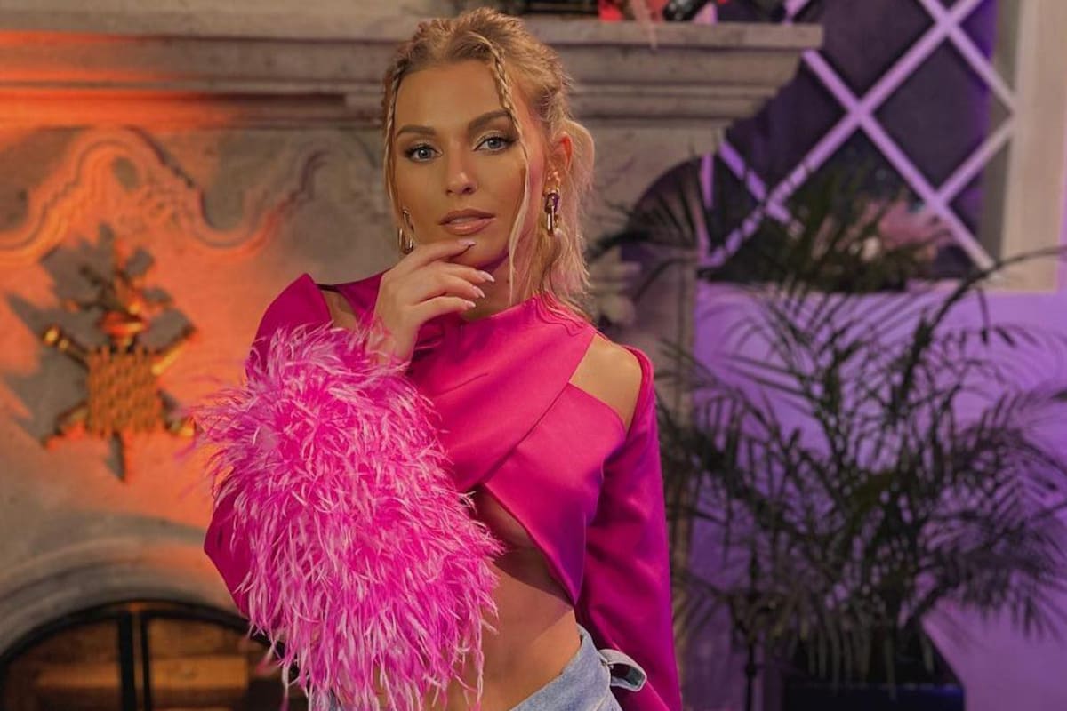 Irina Baeva aparece vestida de blanco