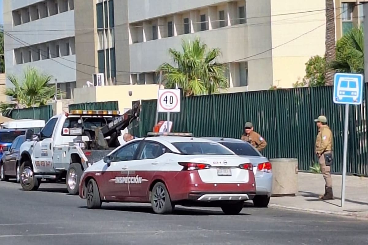 Remolca IMOS 7 vehículos estacionados en paradas de transporte público