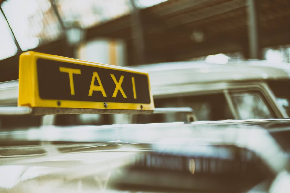 Roban con violencia vehículo a taxista en colonia Urbi Villa del Cedro