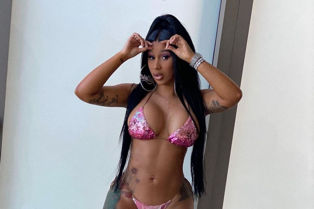 VIDEO: Cardi B muestra con orgullo los tatuajes del cuerpo mientras modela en traje de baño y con tacones de aguja