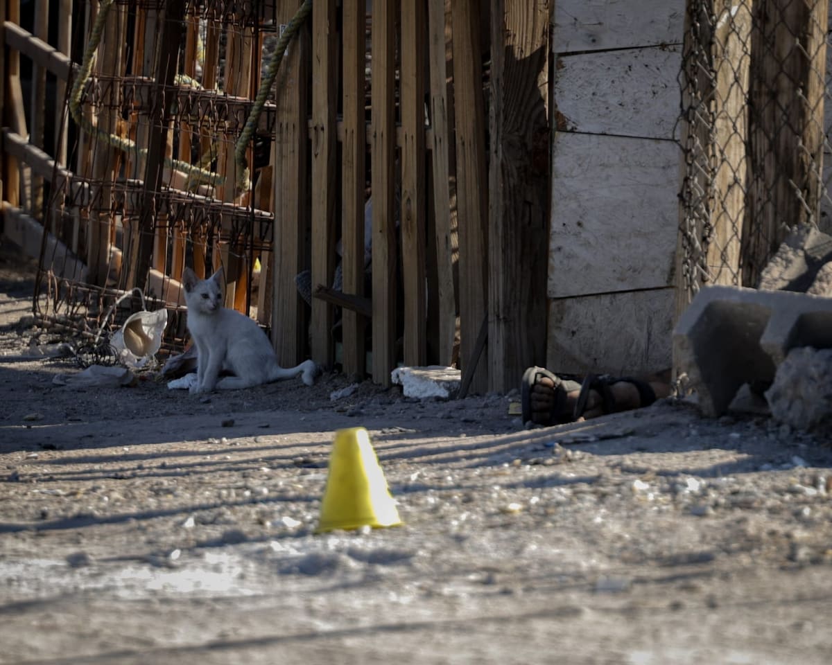 Un hombre de aproximadamente 47 años murió tras ser atacado a balazos en un terreno baldío de la colonia Ampliación Solidaridad Social. Otro hombre resultó lesionado. Foto: Javier Gallegos.