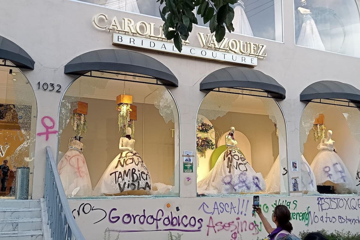 Carolina Vázquez: Vandalizan feministas boutique de vestidos de novia y negocio responde