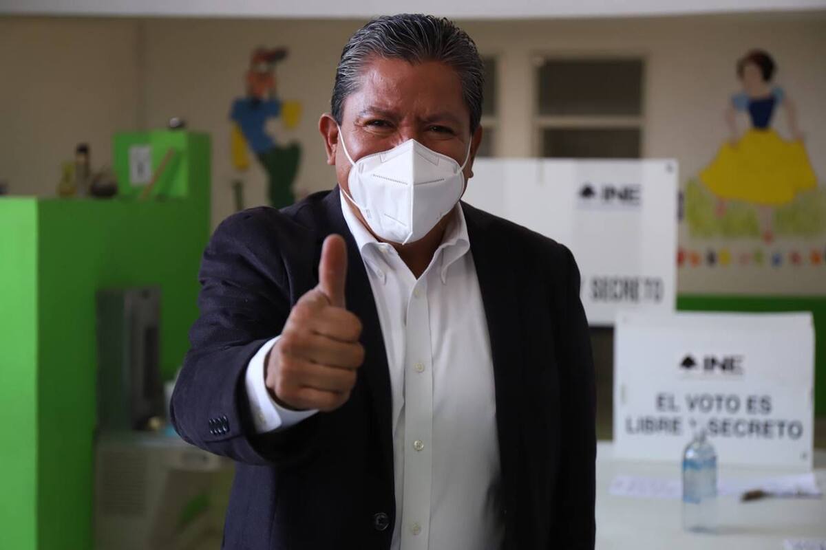 Claudia Anaya y David Monreal, candidatos a la gubernatura de Zacatecas, emiten su voto