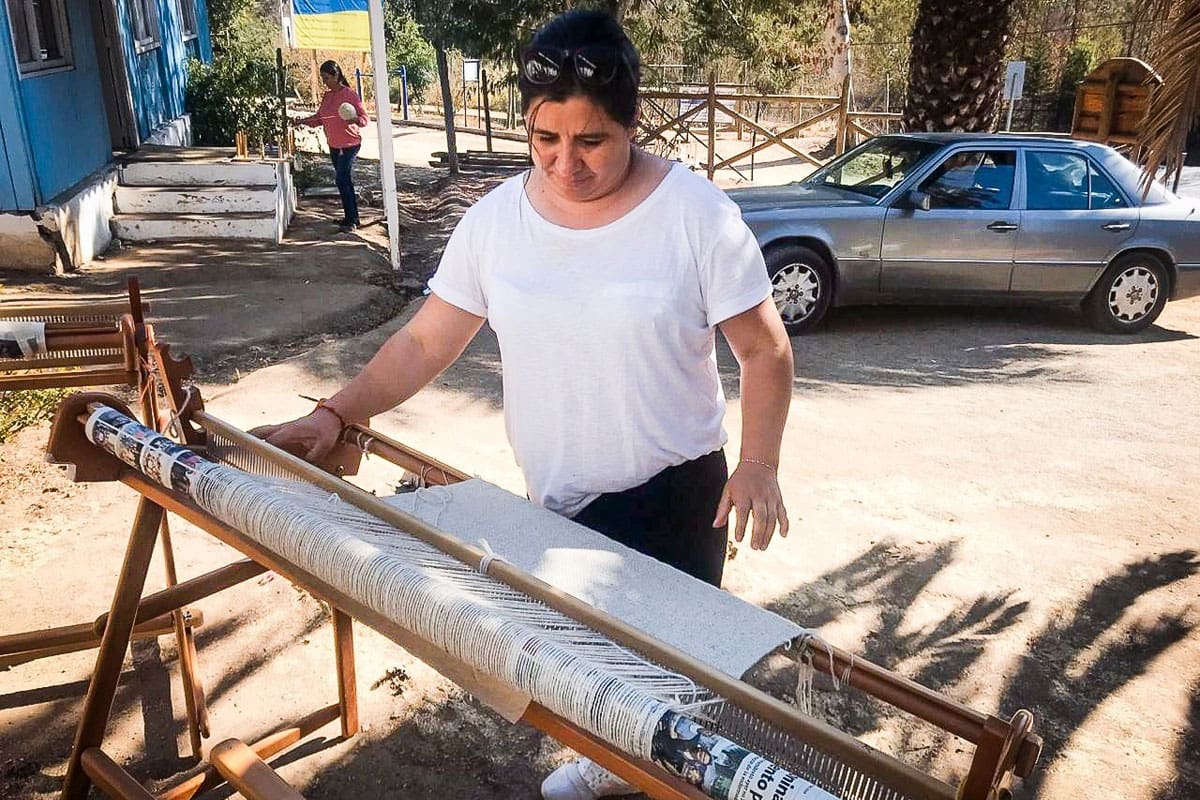Artesanos bordan, pintan y tallan para paliar el coronavirus