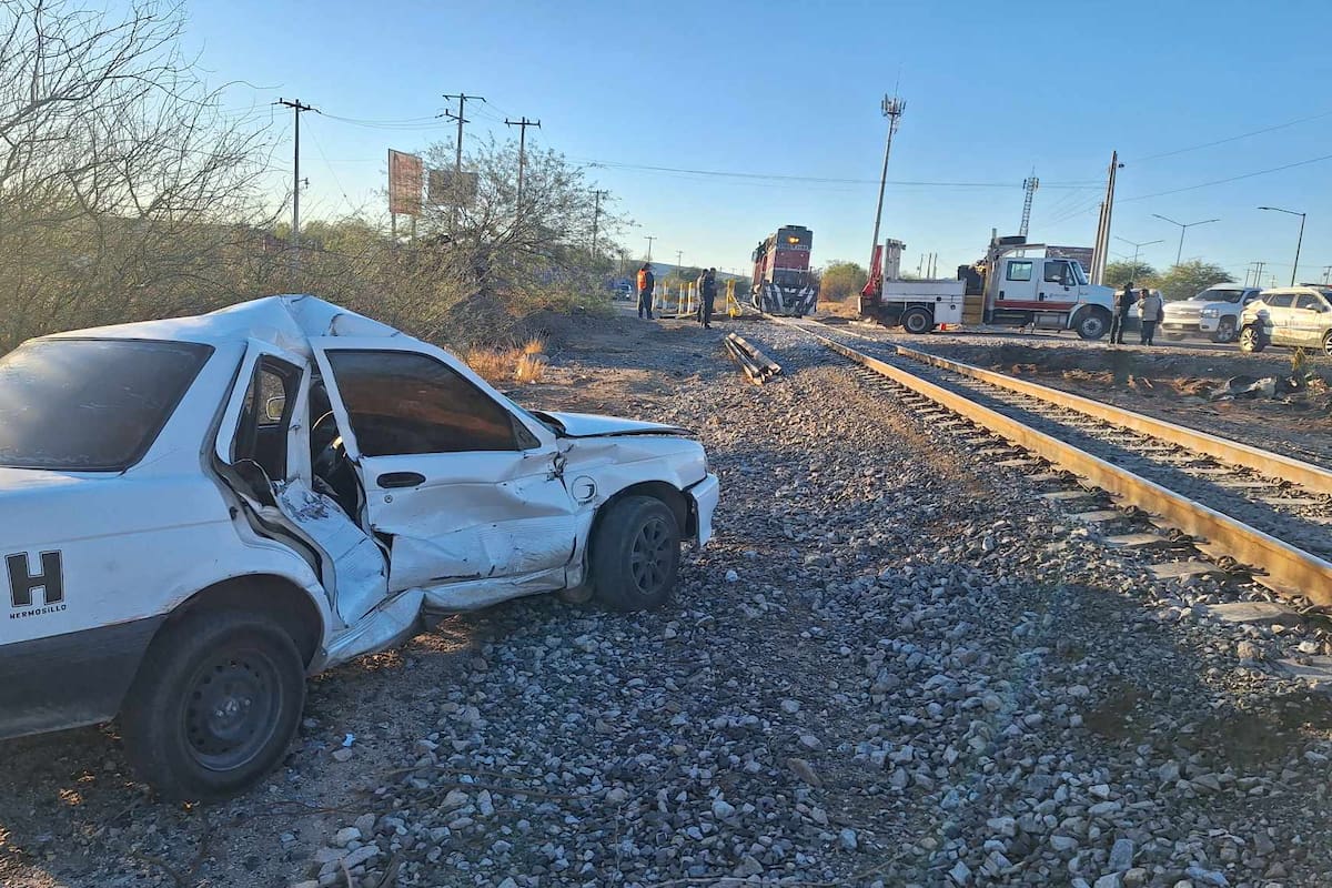 Tren se lleva a un auto frente a la antigua Cementera de Hermosillo