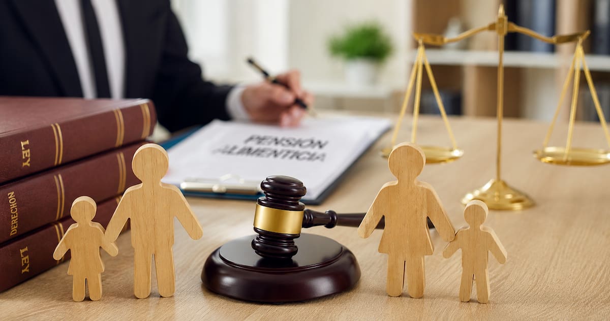 Deudas como la pensión alimenticia de los hijos, sí puede llevar a una persona a la cárcel, según las leyes mexicanas. Foto: Imagen Generada con IA