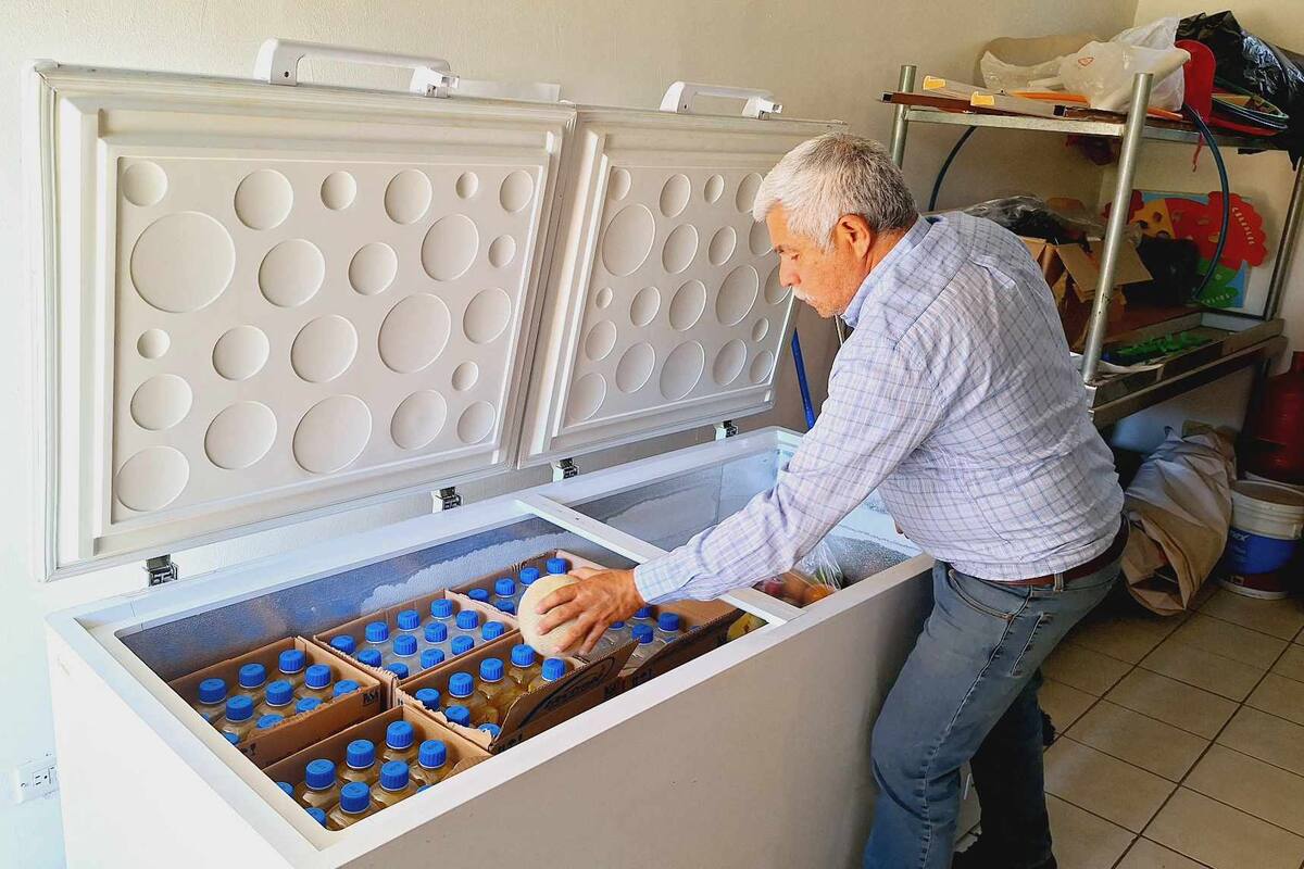 Personas sin hogar se resguardan del calor en Centro Hábitat Café Combate, en Hermosillo