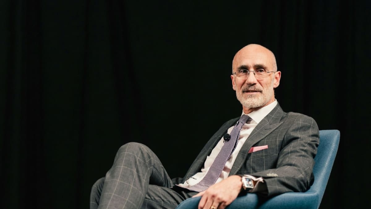 Profesor de Harvard explica que las personas más felices nunca dejan de aprender porque este hábito fortalece el interés, la satisfacción y el bienestar emocional
