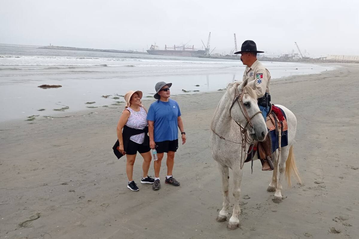 Policías a caballo auxilian y orientan a turistas