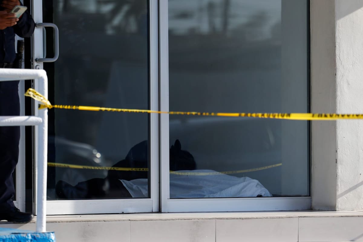 Hombre muere en sucursal bancaria de la Pueblo Nuevo