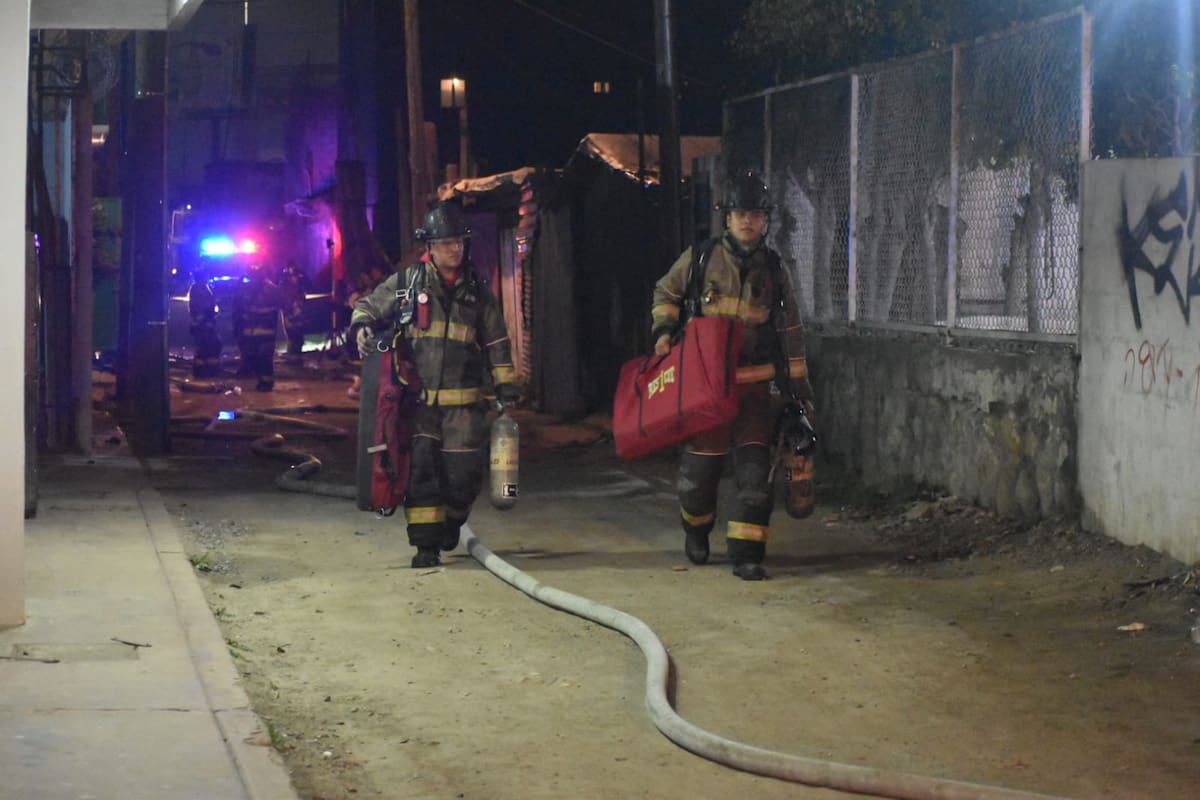 Una persona fue localizada sin vida tras un incendio ocurrido entre la calle Segunda y avenida Negrete; la zona permanece bajo resguardo de autoridades. Foto: Roberto Sánchez