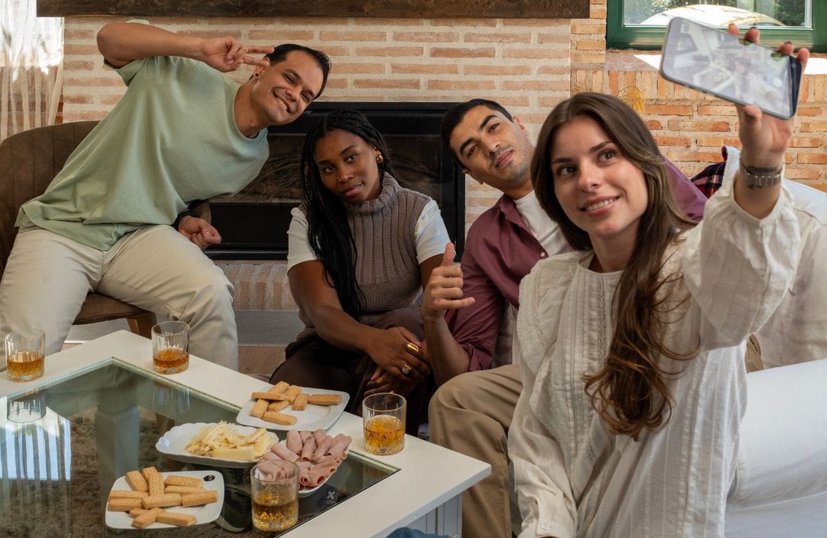 Cómo convertir conocidos en amigos: las cuatro preguntas que ayudan a fortalecer la amistad y mejorar el bienestar personal | Foto: Especial (canva)