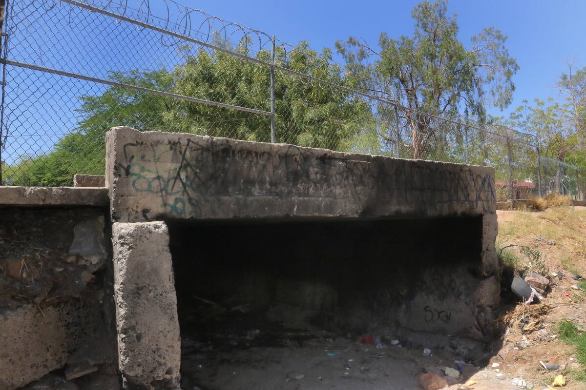 Malvivientes y suciedad abundan en canal contiguo a un jardín de niños