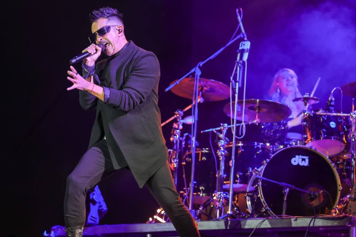 Luces rojas y nostalgia: Moenia enciende Hermosillo con sus grandes éxitos.