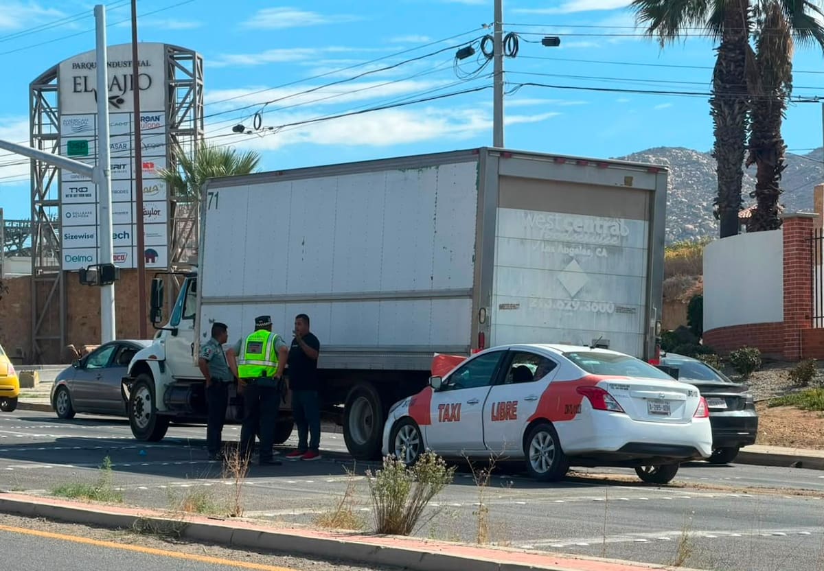 Dos personas que viajaban en el taxi resultaron heridas tras el accidente registrado a la altura del Parque Industrial El Bajío, en dirección hacia Tecate. Foto: Border Zoom
