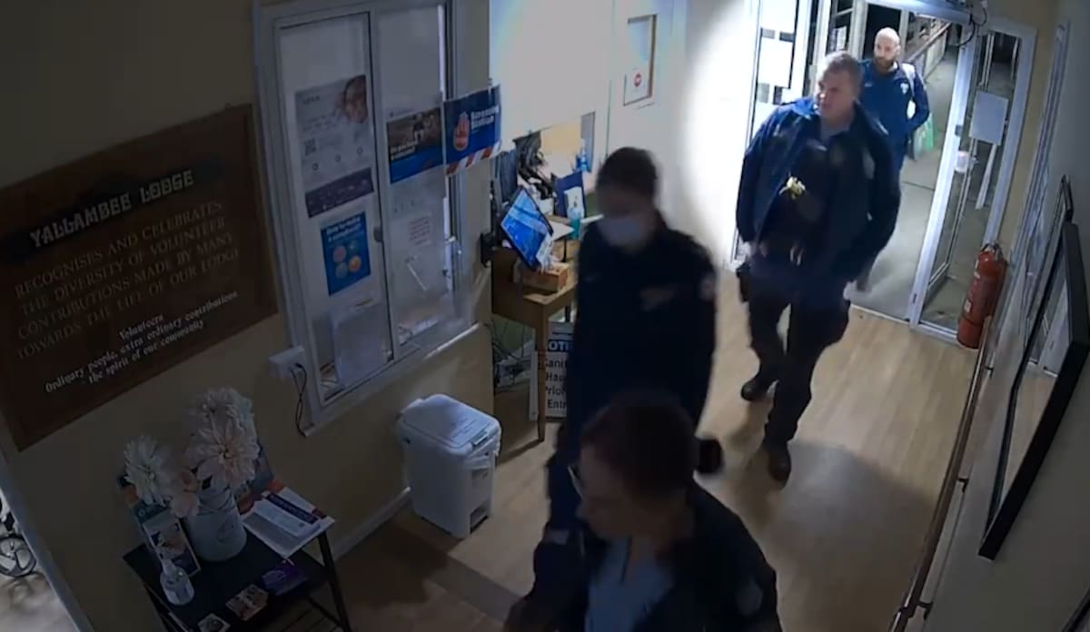 Se observa al agente superior Kristian White dirigiéndose hacia la oficina donde Nowland se encontraba sentada junto a su andador. / Corte Suprema de Nueva Gales del Sur