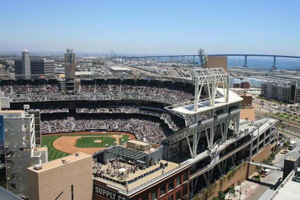 Mueren mujer y niño al caer desde tercer piso en Petco Park