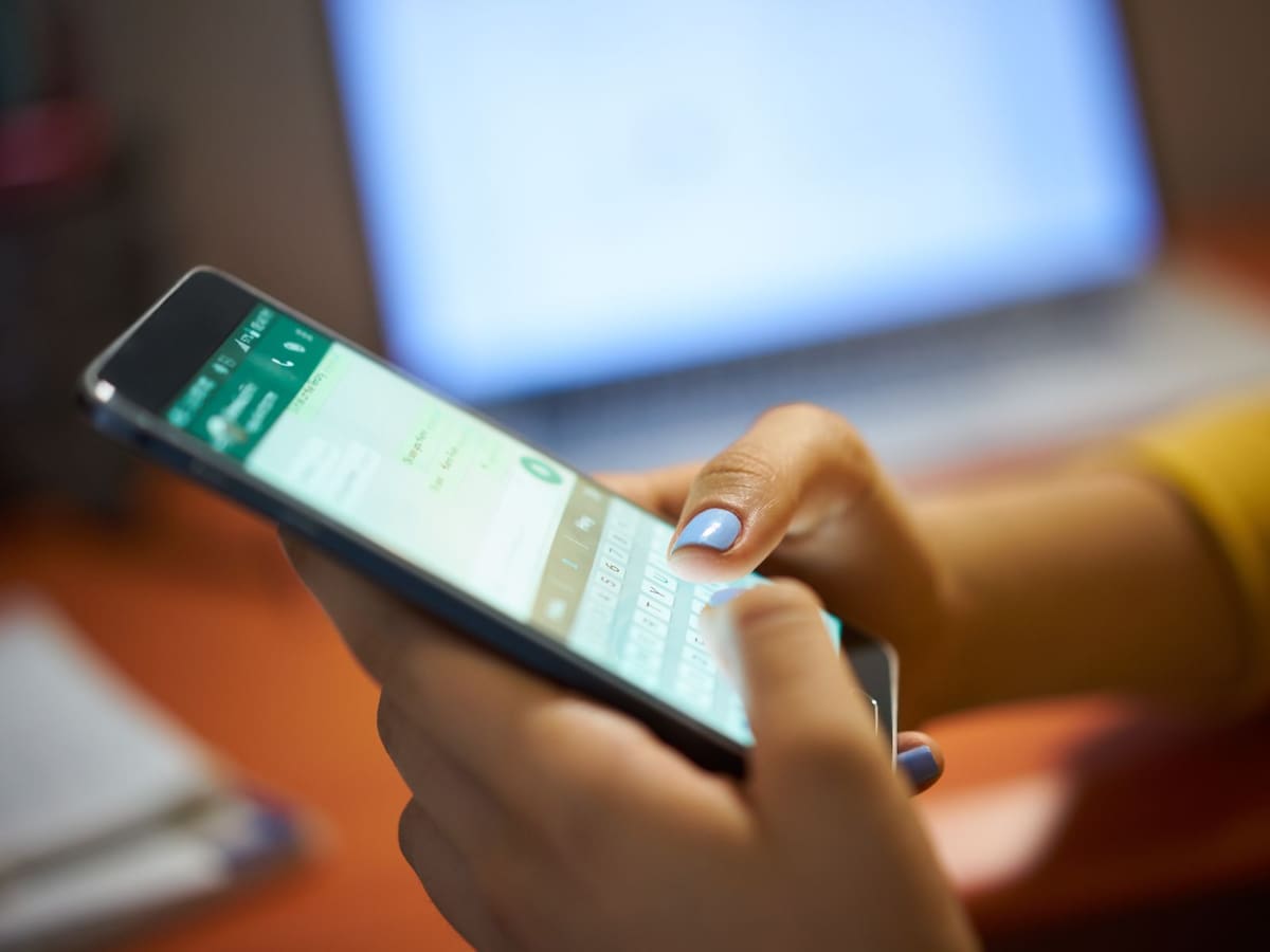 Hoy usamos WhatsApp a diario sin pensar en su origen, pero todo comenzó el 3 de diciembre de 1992, cuando se envió el primer mensaje de texto de la historia. | Canva