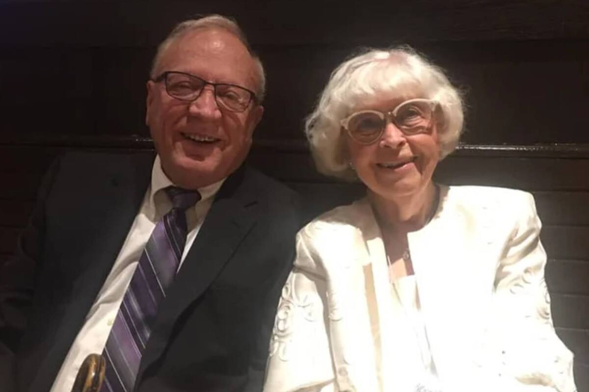 Mujer de 90 años cumple el último deseo de su fallecido esposo y se casa con su mejor amigo