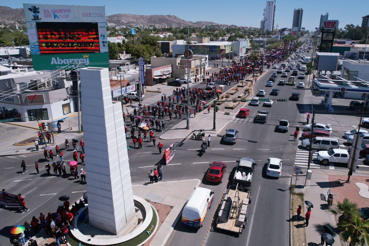 Maestros federalizados realizaron una marcha en Hermosillo para exigir atención a sus demandas