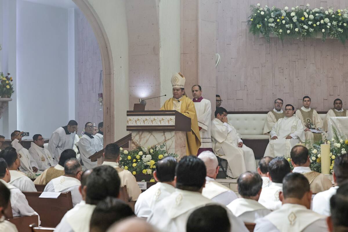 Celebran decenas de feligreses misa en la Catedral