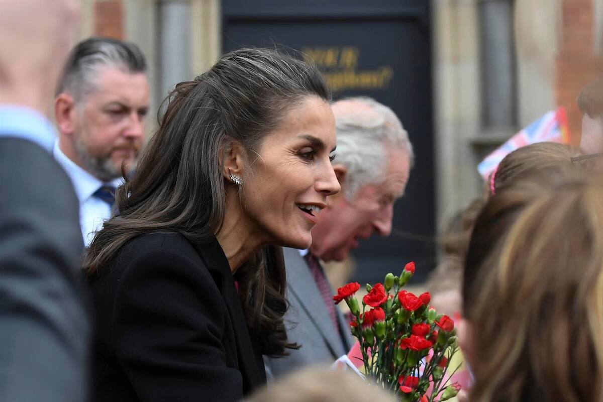 La reina y el príncipe Carlos visitan museo de arte español en Inglaterra