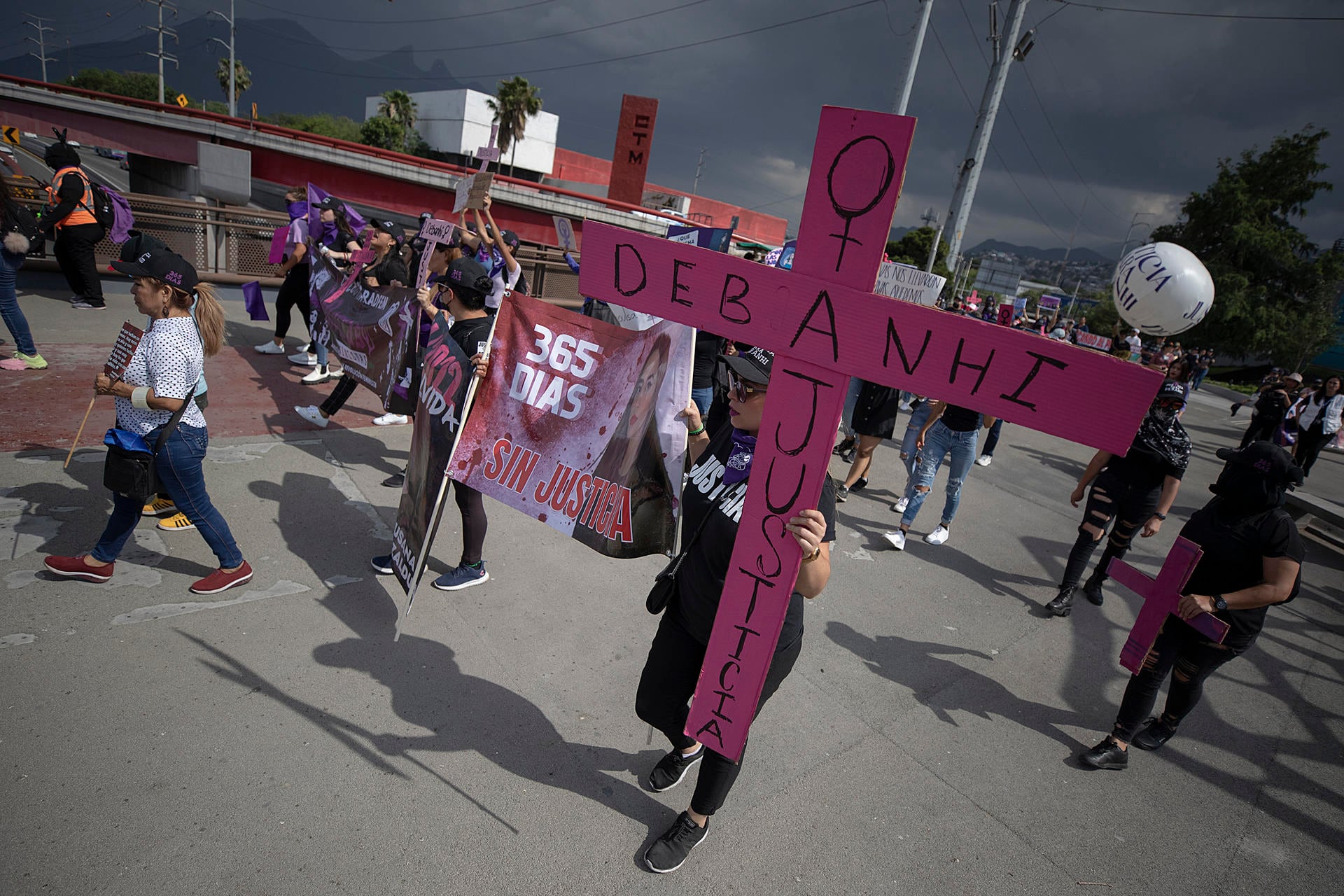 Familiares, amigos y colectivos feministas protestan hoy, frente al palacio de Gobierno en Monterrey, estado de Nuevo León (México). EFE/Antonio Ojeda.