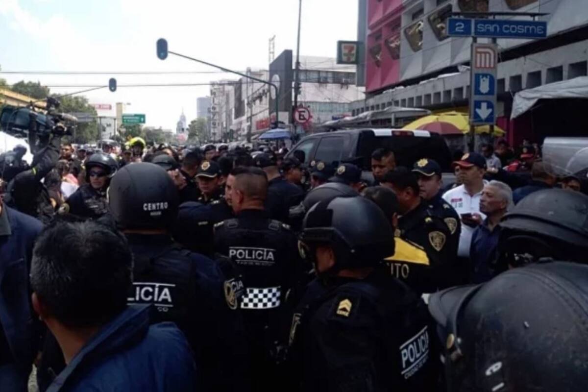 Comerciantes intentan golpear a policías en defensa de sus puestos