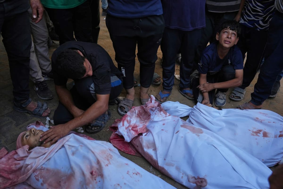 El joven palestino Tariq Nasser, de 12 años, a la derecha, llora el cuerpo de su hermano Ayman Nasser, asesinado en un ataque militar israelí, durante su funeral frente al Hospital Shifa en la ciudad de Gaza, el domingo 31 de agosto de 2025. | Crédito: AP/Jehad Alshrafi