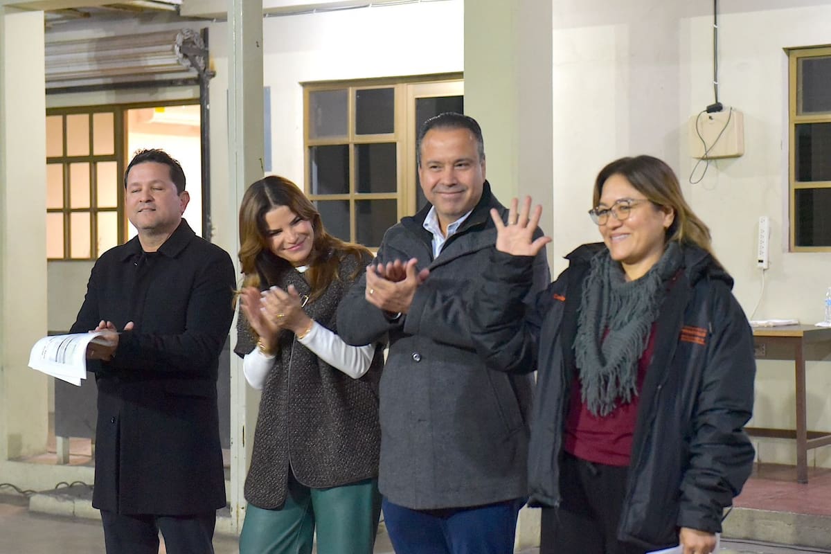 Antonio Astiazarán y Patty Ruibal constatan beneficios de energía solar en Colegio